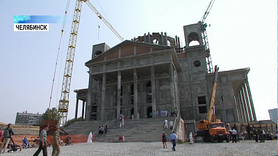 В Челябинске освятили колокола кафедрального собора