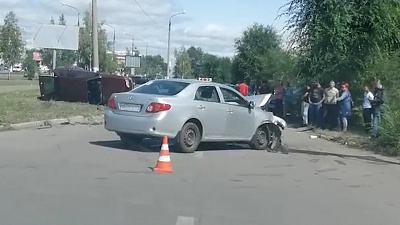 В ДТП машину выбросило на газон. ВИДЕО
