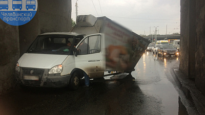 Искорёженная «ГАЗель» устроила пробку. ВИДЕО