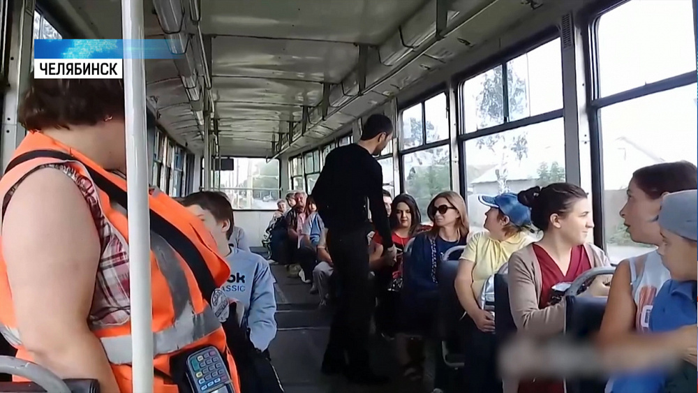 Челябинец остановил трамвай, чтобы подарить розы