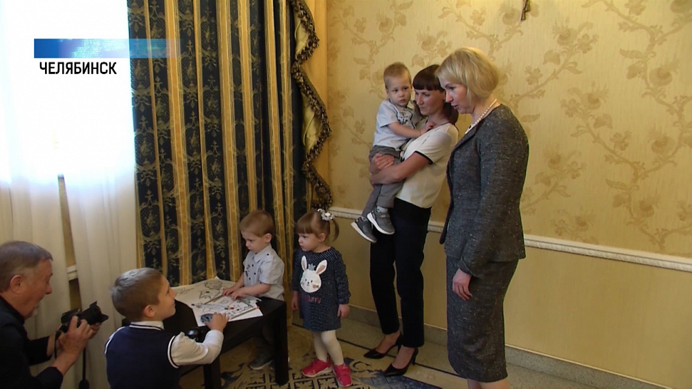 Челябинской семье дали квартиру за рождение тройни