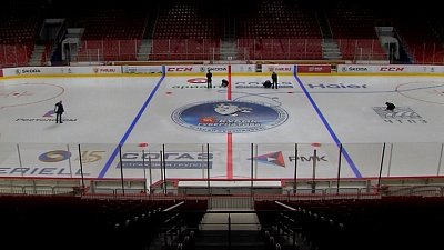 Самая трудоемкая часть. На арене «Трактор» готовят лед к Кубку губернатора