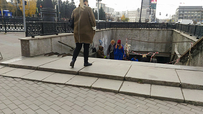 Оступился и не очнулся. Челябинец упал на ступеньках неотремонтированного подземного перехода