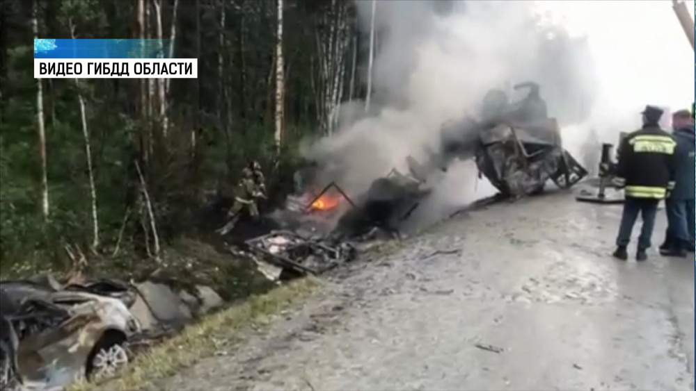 Грузовик и легковое авто загорелись после столкновения