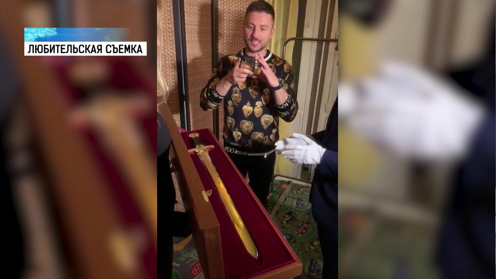 Сергей Лазарев получил меч от оружейников Златоуста