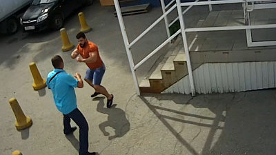 Среди бела дня устроили драку на рынке. ВИДЕО