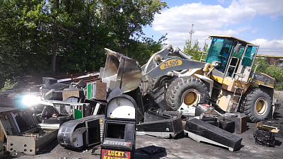 В Магнитогорске спецтехника уничтожила 900 игровых автоматов. ВИДЕО