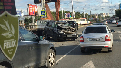 В центре Челябинска произошла авария с двумя иномарками. ВИДЕО