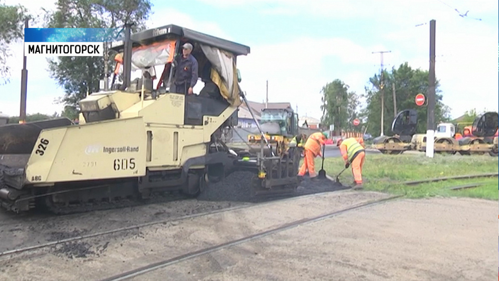 На улице Маяковского обновляют дорожное полотно