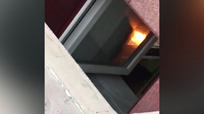 Открытый огонь в подвале жилого дома. ВИДЕО