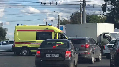 Грузовик столкнулся с «Нексией» в Челябинске