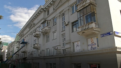 С фасада дома на проспекте Ленина в Челябинске начали срезать балконы