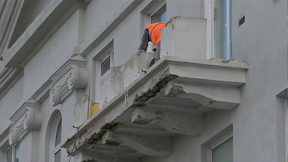С дома 61 на Ленина срезают аварийные балконы