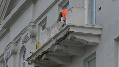 С дома 61 на Ленина срезают аварийные балконы С дома 61 на Ленина срезают аварийные балконы