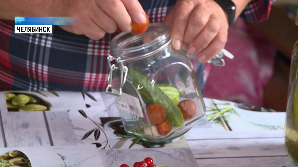 Челябинка делает соленья из ягод и острого перца