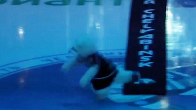 Белый медведь «Трактора» феерически упал на лёд