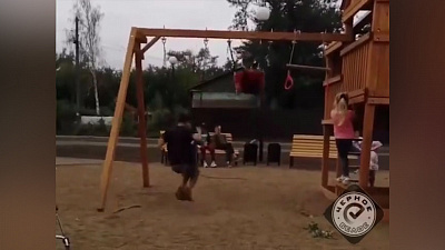 В Магнитогорске качели разваливаются прямо под детьми