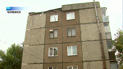 В Челябинске обрушился парапет дома