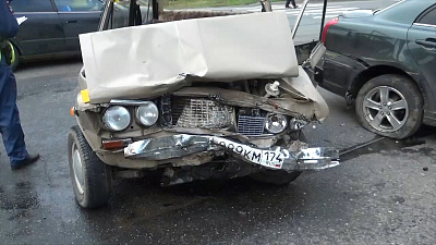 Последствия столкновения «Тойоты» и «Шестёрки» в Златоусте. Видео