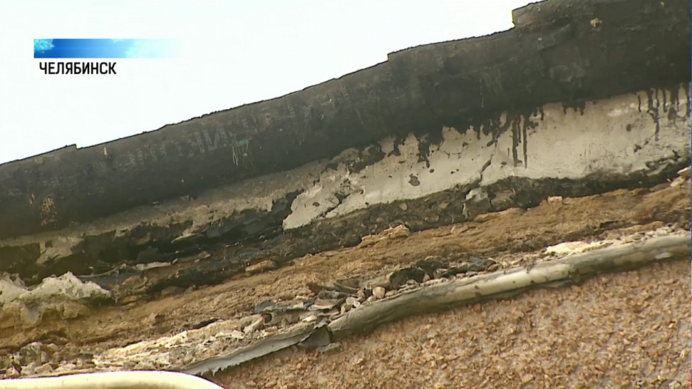 В Калининском районе сняли повисший парапет