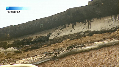 В Калининском районе сняли повисший парапет