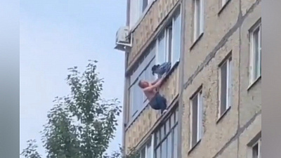 Уфимец чуть не сорвался с 8-го этажа