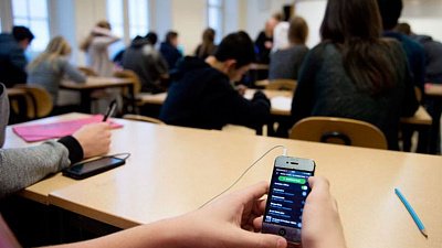В российских школах могут ограничить использование мобильных телефонов В российских школах могут ограничить использование мобильных телефонов