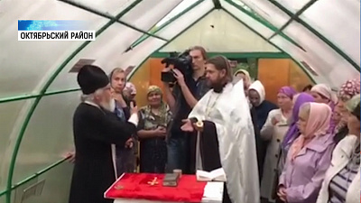 Верующие не дают владыке выкопать мощи святой