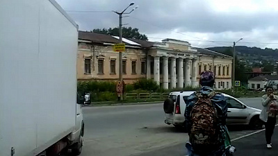 Остановка или парковка? Жители Миасса не могут сесть на автобус