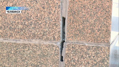 Постамент памятника Ленину расходится по швам