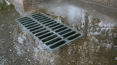 Дороги прослужат меньше? В Челябинске в три раза сократилось финансирование работ по содержанию ливневок