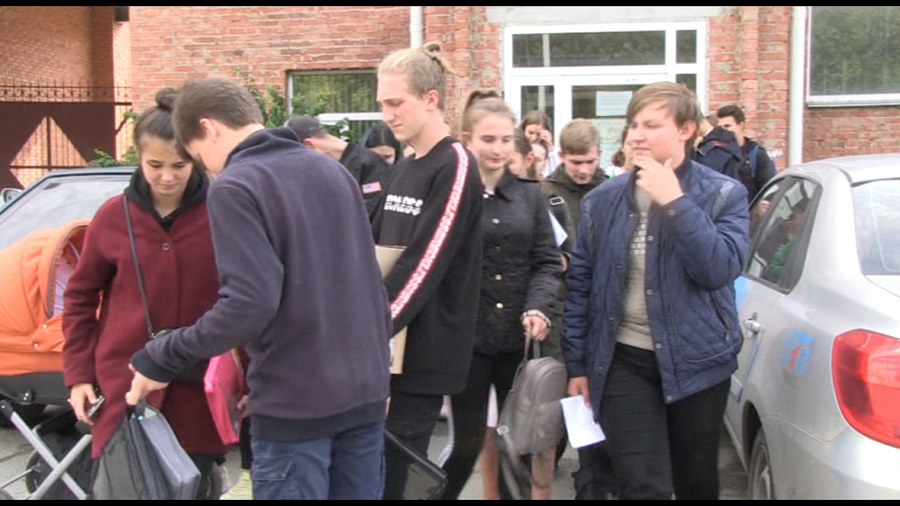 Волонтёры Миасса поздравляют детей с днём знаний