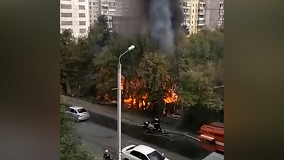 Страшный пожар произошёл прямо возле многоэтажек. ВИДЕО