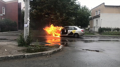 Полыхающее такси напугало жителей Металлургического района Челябинска 