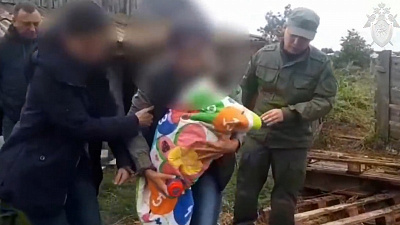 Мать похоронила годовалого сына на садовом участке. Видео