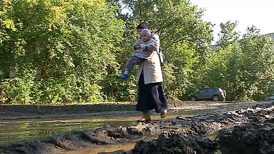 Детей-инвалидов водят в школу через грязь