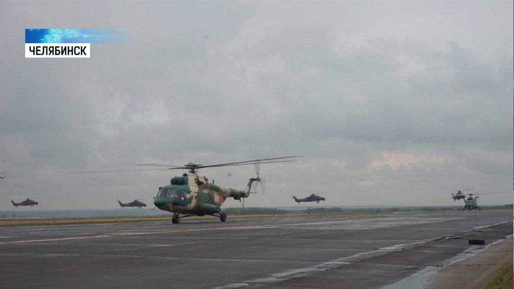 В небе над Южным Уралом военные вертолеты