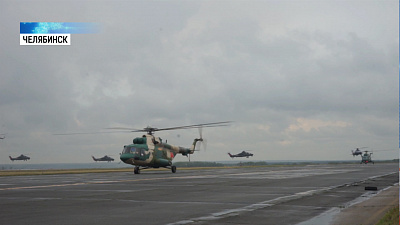 В небе над Южным Уралом военные вертолеты