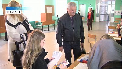 Владимир Мякуш с семьёй пришёл на выборы