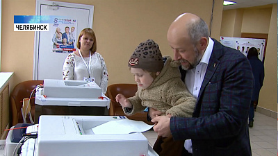 Сергей Обертас пришёл на выборы с сыном