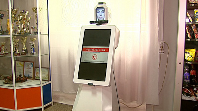 Сконструированный детьми робот помогает избирателям в Металлургическом районе