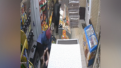 Ограбили магазин и чуть не изувечили продавца в Копейске. ВИДЕО