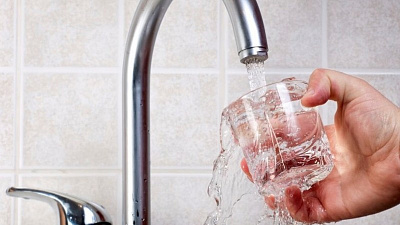 Вода из-под крана хоть и неприятно пахнет, но здоровью челябинцев не угрожает