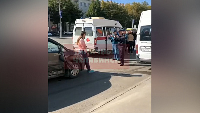 Маршрутка врезалась в бетонное ограждение. Видео с места событий