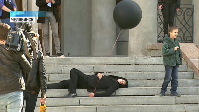 Актеры Молодежного театра играют уличные постановки