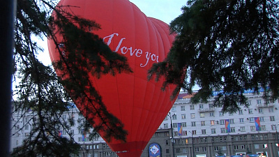 Воздушный шар в виде сердца взмыл в небо над Челябинском