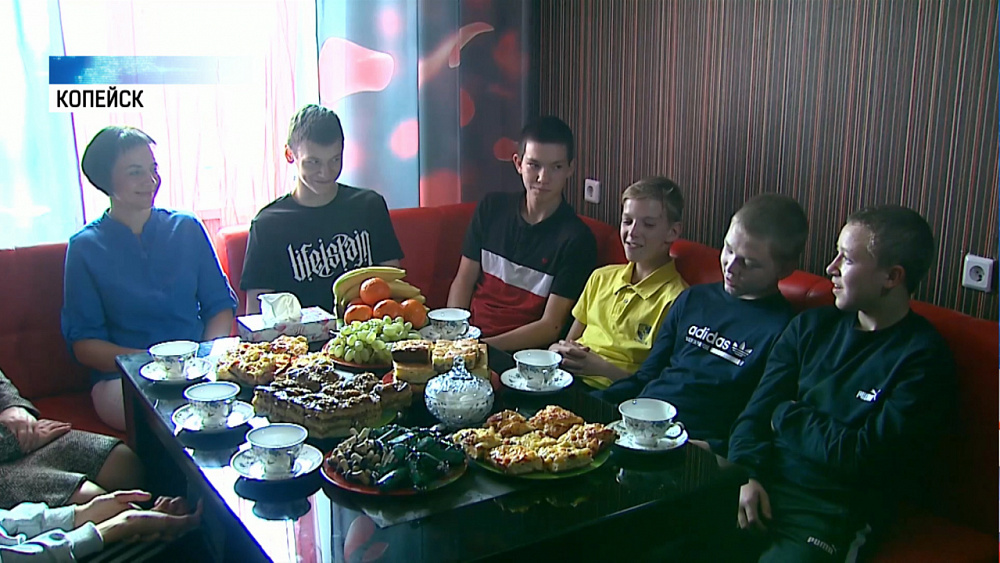 Многодетная замещающая семья получила новую квартиру