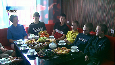 Многодетная замещающая семья получила новую квартиру