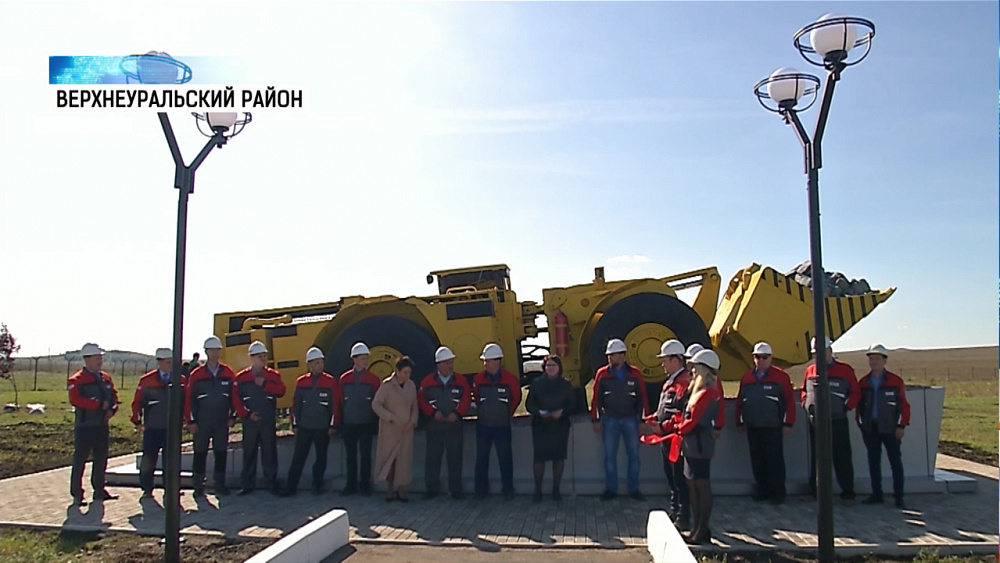 На руднике «Чебачий» установили памятник горнорабочим