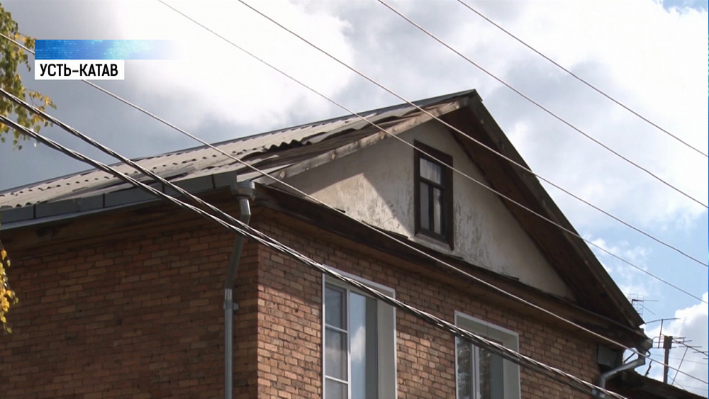 Ураган сорвал крыши с домов в Усть-Катаве